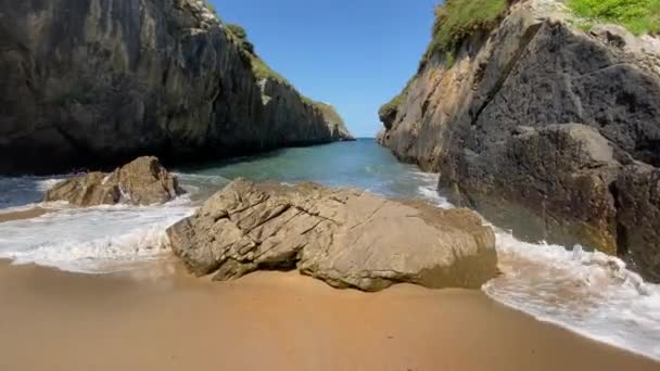 Вид Невеликий Райський Пляж Гірським Каналом Розбиває Хвилі Скелями Кінці — стокове відео