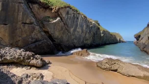 一个有着多山航道的小天堂海滩的景象 它的岩石与海浪冲撞在一起 最终形成了4K片断 — 图库视频影像