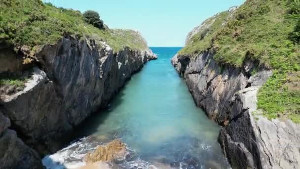 Вид Дрона Тил Пляжу Прозорими Водами Між Каналами Вапняковими Каменями — стокове відео