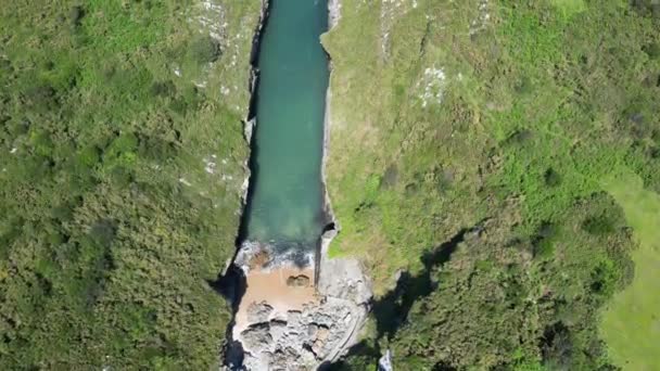 Drone Vista Mostrando Uma Praia Com Águas Claras Entre Canais — Vídeo de Stock