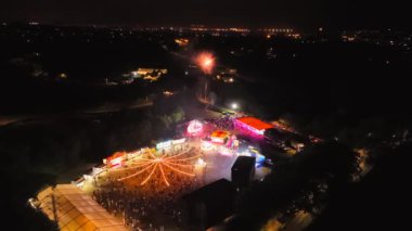 Gece bir dağ partisinin havadan görünüşü, renkli ışıklar ve havai fişek görüntüleri 4K