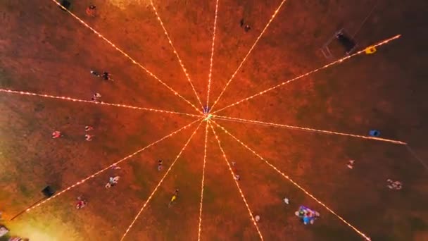 Luchtfoto Drone Weergave Van Een Feest Nachts Inzoomen Van Veraf — Stockvideo