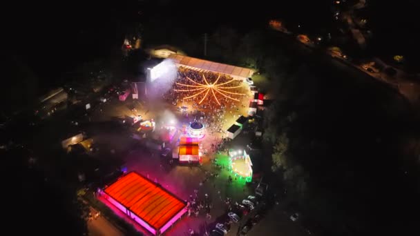 Luchtfoto Drone Weergave Van Een Feest Nachts Inzoomen Van Veraf — Stockvideo