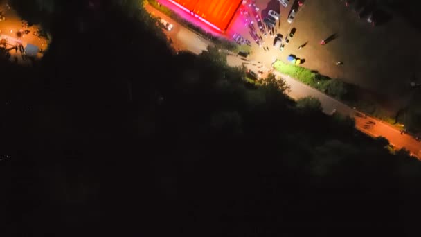 带有彩灯和吸引物的夜间派对无人机的空中鸟瞰高质量的4K镜头 — 图库视频影像