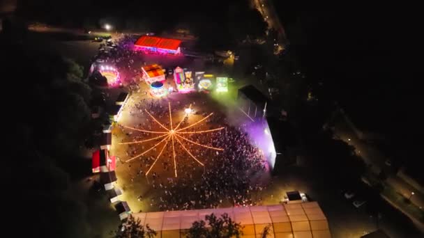 Luchtfoto Drone Uitzicht Een Feest Nachts Linksaf Van Ver Weg — Stockvideo
