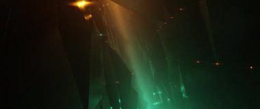 Karanlık vadi üzerinde fütürist uçuşlar ve parlak deniz mavisi ve turuncu dijital manzara.