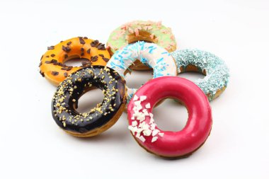 Beyaz arka plan üzerine serpiştirilmiş tatlı çilekli çörekler beyaz arka planda izole edilmiş lezzetli renkli çörekler.