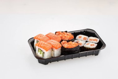 Suşi Close-Up sosis yapılan ve lahana ve ketçap ile ele alır. Ev yapımı Asya tarzı. Suşi yemek melez eğilim. Japon yemekleri