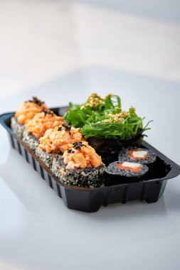 Suşi Close-Up sosis yapılan ve lahana ve ketçap ile ele alır. Ev yapımı Asya tarzı. Suşi yemek melez eğilim. Japon yemekleri