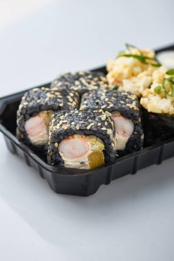 Suşi Close-Up sosis yapılan ve lahana ve ketçap ile ele alır. Ev yapımı Asya tarzı. Suşi yemek melez eğilim. Japon yemekleri