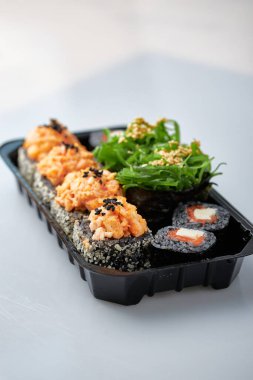 Suşi Close-Up sosis yapılan ve lahana ve ketçap ile ele alır. Ev yapımı Asya tarzı. Suşi yemek melez eğilim. Japon yemekleri