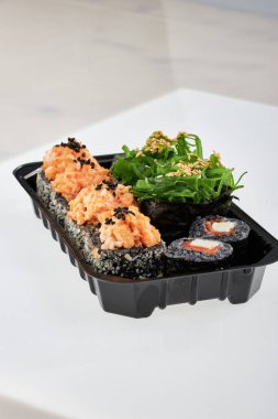 Suşi Close-Up sosis yapılan ve lahana ve ketçap ile ele alır. Ev yapımı Asya tarzı. Suşi yemek melez eğilim. Japon yemekleri