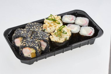 Suşi Close-Up sosis yapılan ve lahana ve ketçap ile ele alır. Ev yapımı Asya tarzı. Suşi yemek melez eğilim. Japon yemekleri