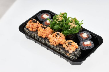 Suşi Close-Up sosis yapılan ve lahana ve ketçap ile ele alır. Ev yapımı Asya tarzı. Suşi yemek melez eğilim. Japon yemekleri