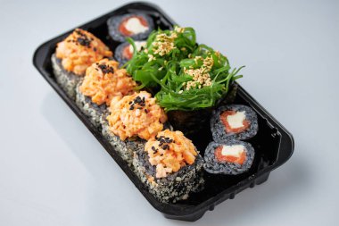 Suşi Close-Up sosis yapılan ve lahana ve ketçap ile ele alır. Ev yapımı Asya tarzı. Suşi yemek melez eğilim. Japon yemekleri