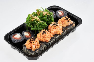 Suşi Close-Up sosis yapılan ve lahana ve ketçap ile ele alır. Ev yapımı Asya tarzı. Suşi yemek melez eğilim. Japon yemekleri