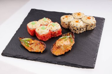 Suşi Close-Up sosis yapılan ve lahana ve ketçap ile ele alır. Ev yapımı Asya tarzı. Suşi yemek melez eğilim. Japon yemekleri