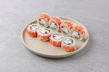 Sushi teslimatı. Siyah arkaplanda tek kullanımlık bir kutuda rulo kümesi