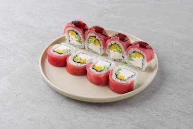 Sushi teslimatı. Siyah arkaplanda tek kullanımlık bir kutuda rulo kümesi