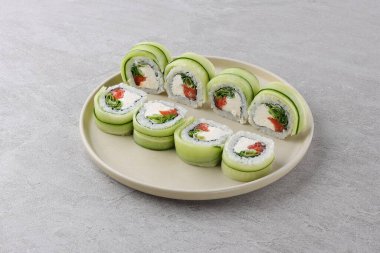 Sushi teslimatı. Siyah arkaplanda tek kullanımlık bir kutuda rulo kümesi