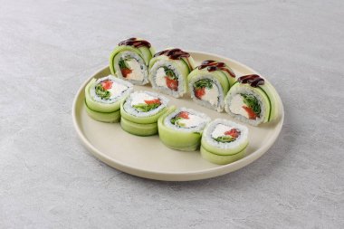 Sushi teslimatı. Siyah arkaplanda tek kullanımlık bir kutuda rulo kümesi