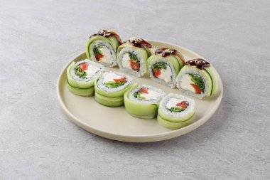 Sushi teslimatı. Siyah arkaplanda tek kullanımlık bir kutuda rulo kümesi