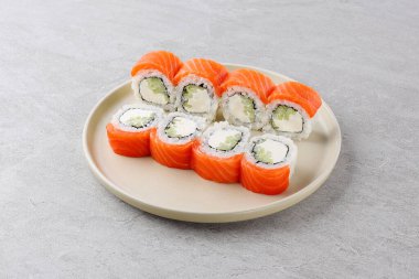 Sushi teslimatı. Siyah arkaplanda tek kullanımlık bir kutuda rulo kümesi
