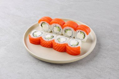 Sushi teslimatı. Siyah arkaplanda tek kullanımlık bir kutuda rulo kümesi