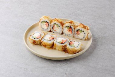 Sushi teslimatı. Siyah arkaplanda tek kullanımlık bir kutuda rulo kümesi