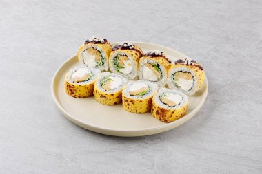 Sushi teslimatı. Siyah arkaplanda tek kullanımlık bir kutuda rulo kümesi