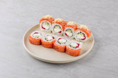 Sushi teslimatı. Siyah arkaplanda tek kullanımlık bir kutuda rulo kümesi