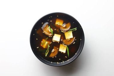 Beyaz arka planda izole edilmiş bir fincanda Asya çorbası.