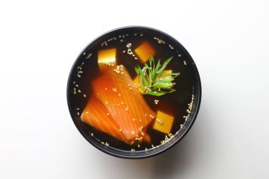 Beyaz arka planda izole edilmiş bir fincanda Asya çorbası.