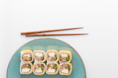 Suşi Close-Up sosis yapılan ve lahana ve ketçap ile ele alır. Ev yapımı Asya tarzı. Suşi yemek melez eğilim. Japon yemekleri.