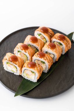 Suşi Close-Up sosis yapılan ve lahana ve ketçap ile ele alır. Ev yapımı Asya tarzı. Suşi yemek melez eğilim. Japon yemekleri.