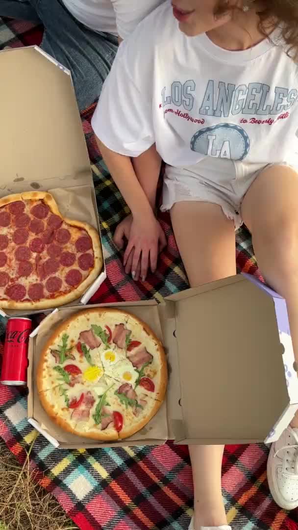 여름날 상자에 피자를 — 비디오