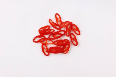 Dilimlenmiş kırmızı kırmızı kırmızı biber beyaz arka plan görünümünde izole