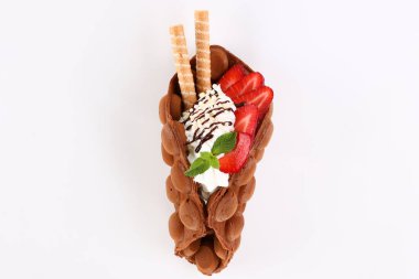 Hong kong ya da dondurma, çikolata, şekerleme ve beyaz arka plan üzerinde izole çilek ile kabarcık gözleme.