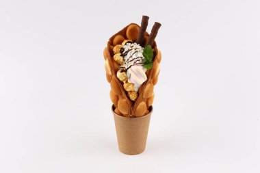 Beyaz ahşap arka planda dondurmalı, kremalı ve meyveli gözleme.