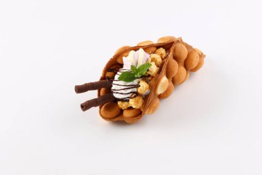 Beyaz ahşap arka planda dondurmalı, kremalı ve meyveli gözleme.