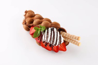Hong kong ya da dondurma, çikolata, şekerleme ve beyaz arka plan üzerinde izole çilek ile kabarcık gözleme.