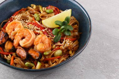 Geleneksel Çin yemeği, erişte ve karides.