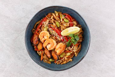 Geleneksel Çin yemeği, erişte ve karides.