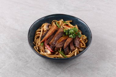 Biftek ve sebzeli klasik udon tarifi.