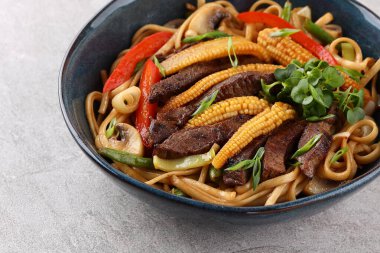 Biftek ve sebzeli klasik udon tarifi.