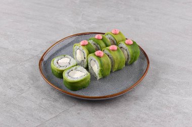 Avokado, surimi ve Philadelphia peynirli Japon dürümü.