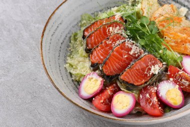 Bir restoran için Japon usulü somon salatası, çok satanlar.