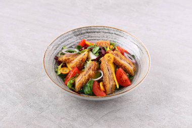 Kavanozda çıtır çıtır Tayland usulü tavuk salatası. Görüntüyü kapat.