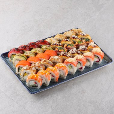 Suşi siyah taşın üzerinde.,