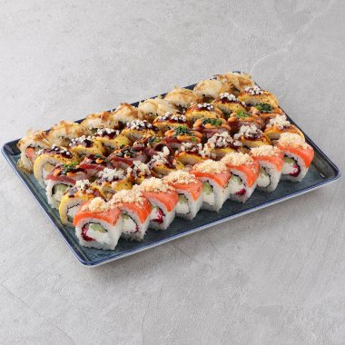 Suşi siyah taşın üzerinde.,